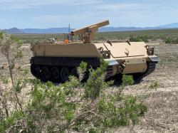 Robotický M113 s raketometem. Kredit: US Army / Ronkainen.