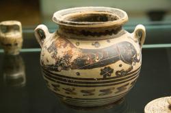Pyxis-stamnos. Korintská keramika, 600-575 před n. l. NM-H10 1850a. Kredit: Zde, Wikimedia Commons. Licence CC 4.0.