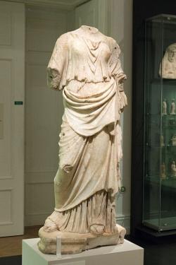 Bohyně Nemesis, římská replika raně klasické kultovní sochy, mramor, NG P 5520. Kredit: Zde, Wikimedia Commons. Licence CC 4.0.