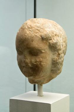 Hlava dívky „medvědice“, spíše „medvíděte“, pentelský mramor, 350 až 325 před n. l. NM-H10 4739. Kredit: Zde, Wikimedia Commons. Licence CC 4.0.