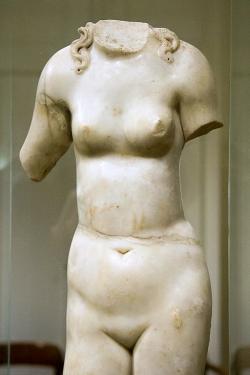 Torzo Venuše. Římská kopie helénistického originálu. Mramor, 2. století n. l. NM-H10 7673. Kredit: Zde, Wikimedia Commons. Licence CC 4.0.