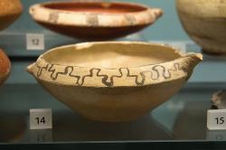 Mélská miska. Raná nebo střední doba bronzová, Fylakopi I–II, 2200–1700 př. n. l. Ashmolean Museum v Oxfordu, AE 544. Kredit: Zde, Wikimedia Commons.