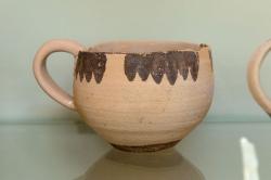 Mélská keramika z Fylakopi. Pozdní doba bronzová I-II, Fylakopi III. Archeologické muzeum na Mélu, kat. č. B 62. Kredit: Zde, Wikimedia Commons