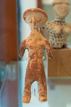 Terakotová figurka muže ze Západní svatyně ve Fylakopi. Pozdní doba helladská III C, Fylakopi IV, 12. století před n. l. Archeologické muzeum na Mélu. Kredit: Zde, Wikimedia Commons .