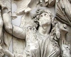 Gaia, detail z gigantomachie na oltáři z Pergamonu, 184 před n. l. Antikensammlung Berlin, Pergamonmuseum. Kredit: Gryffindor, Wikimedia Commons. Public domain.