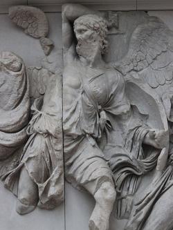 Úranos bojuje s Giganty. Detail z Gigantomachie na oltáři z Pergamonu, 184 před n. l. Antikensammlung Berlin, Pergamonmuseum. Kredit: Miguel Hermoso Cuesta, Wikimedia Commons. Licence CC 4.0.