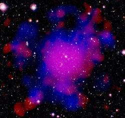 Kupa galaxií Abell 2744. Horký plyn červeně, temná hmota modře. Kredit: 
ESA/XMM-Newton (X-rays); ESO/WFI (optical); NASA/ESA & CFHT (dark matter).