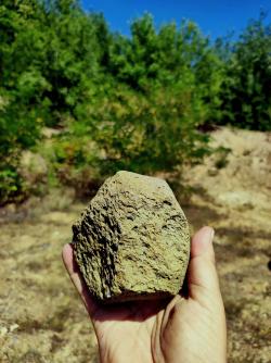 Kamenný artefakt, tzv. polyhedron, z nejstarší vrstvy profilu VII spraší a paleopůd v lokalitě Korolevo. (Kredit: Roman Garba)