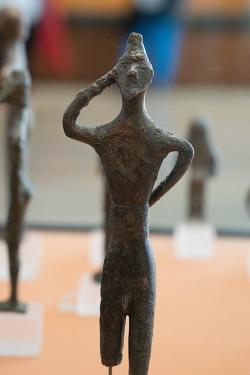 Drobný bronz z geometrické doby, asi voják. Archeologické muzeum v Delfách. Kredit: Zde, Wikimedia Commons. Licence CC 4.0.