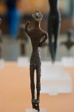 Drobný bronz z geometrické doby, voják. Archeologické muzeum v Delfách. Kredit: Zde, Wikimedia Commons. Licence CC 4.0.