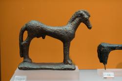 Kůň, votivní drobný bronz, pozdně geometrická doba, 8. století před n. l. Archeologické muzeum v Delfách. Kredit: Zde, Wikimedia Commons. Licence CC 4.0.