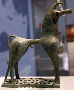 Kůň, votivní drobný bronz z Olympie, pozdně geometrická doba, 730 před n. l. Altes Museum v Berlíně, inv. 31317. Kredit: Anagoria, Wikimedia Commons. Licence CC 3.0.