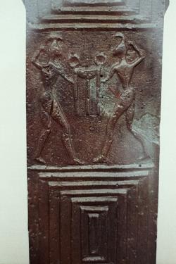 Héraklés se přetahuje s Apollónem o trojnožku, reliéf na vršku nohy bronzové trojnožky (patrně kotle) z 8. století před n. l. Archeologické muzeum v Olympii, B 1730. Kredit: Zde, Wikimedia Commons. Licence CC 4.0.
