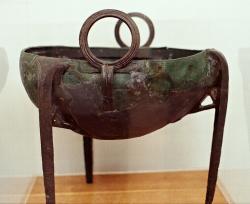 Bronzový kotel na trojnožce (lebes, cauldron), asi metr široký. Kolem roku 800 před n. l. Archeologické muzeum v Olympii. Kredit: zde, Wikimedia Commons. Licence CC 4.0.