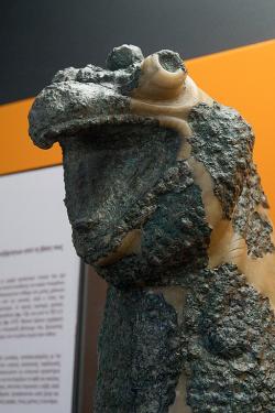 Gryfón z bronzového plechu, asi 700 před n. l. Archeologické muzeum v Delfách.Archeologické muzeum v Delfách. Kredit: Zde, Wikimedia Commons. Licence CC 4.0.