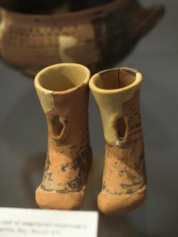 Terakotové vysoké boty, nejspíš pro dřevěnou sochu (možná Artemidy?). Grotta, 9. až 8. století před n. l. Archeologické muzeum na Naxu. Kredit: Zde, Wikimedia Commons. Licence CC 3.0.