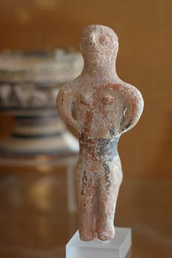 Drobná terakota: Figurka s pásem a pentlemi, bohyně(?). Stará Théra, svatyně Afrodíty, 8. nebo 7. století před n. l. Archeologické muzeum na Théře (Santorini). Kredit: Zde, Wikimedia Commons. Licence CC 3.0.