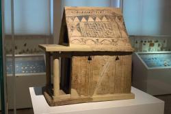 Malý votivní model domu, votivní terakota z Heraia v Argu. Dílo řemeslníka z Argu, 700-675 před n. l. Národní archeologické muzeum v Athénách, č. 15471. Kredit: Zde, Wikimedia Commons. Licence CC 4.0.