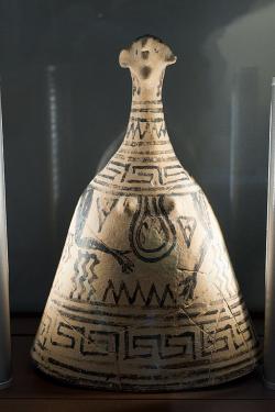 Boiótská „chodící“ figurka ženy, ve tvaru zvonu (plangon). Théby, 700-650 před n. l. Archeologické muzeum v Thébách. Kredit: Zde, Wikimedia Commons. Licence CC 4.0.