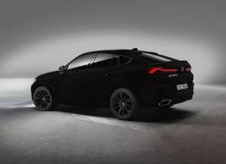 Nejčernější černé SUV X6 na světě – „Vantablack“,  je výsledkem spolupráce mezi BMW a Surrey NanoSystems. Třetí rozměr a křivky karoserie u takového povrchu zanikají. Zdroj: BMW