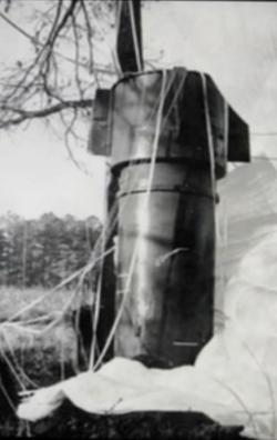 Stratená atómová bomba s padákom na strome po nehode v Goldsboro, USA. Údajne vtedy ostal funkčný jediný stupeň ochrany. Kredit: U.S. Air Force, volné dílo.