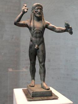 Zeus s bleskometem, asi konec 6. století před n. l. Glyptothek München 4339. Kredit: Daderot, Wikimedia Commons.