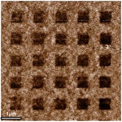 Litografií elektronovým paprskem zhotovená mřížka s feromagnetickým grafenem. Hydrogenované plošky o magnetismus přicházejí. (Fhoto: U.S. Naval Research Laboratory) 