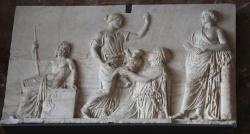 Gaia podává Erichthiona Athéně, vlevo sedí Héfaistos. Z Héfaistova chrámu v Athénách, 100-150 n. l. Louvre, Ma 579. Kredit: Gary Lee Todd, Wikimedia Commons. Licence CC 1.0.