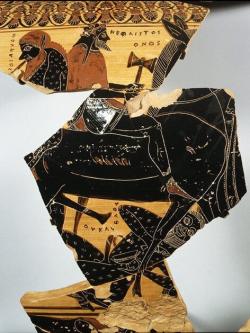 Héfaistův návrat na Olymp v poměrně starém zobrazení. Fragmenty archaického atického černo-figurového kratéru, 560 před n. l. Metropolitan Museum of Art, New York, 1997.388. Kredit: MET, Wikimedia Commons. Licence CC 1.0.