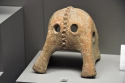 Keramická ochranná maska používaná při metalurgii olova. Nález z Kastraki na ostrově Naxu. Kykladská raná doba bronzová, kolem 2500 před n. l. Národní archeologické muzeum v Athénách, 6163. Kredit: Zde, Wikimedia Commons. Licence CC 3.0.