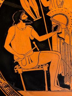 Héfaistos podává Thetidě novou zbroj pro Achillea. Atický červeno-figurový kylix, vnitřní strana (tondo), malíř Foundry, 490-480 před n. l. Altes Museum Berlin, F 2294. Kredit: ArchaiOptix, Wikimedia Commons. Licence CC 4.0.
