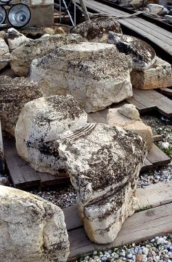 Hlavice dórských sloupů z chrámu Hekatompedos, ležící na athénské akropoli. Kredit: Mark Landon, Wikimedia Commons. Licence CC 4.0.