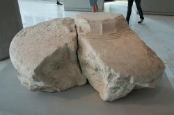 Dórská hlavice sloupu z kolonády obklopující chrámovou celu Hekatompedonu, kolem roku 570 před n. l. Vážila 3 tuny. Muzeum Akropole v Athénách, Acr. 12220 a, b. Kredit: Zde, Wikimedia Commons. Licence CC 4.0.