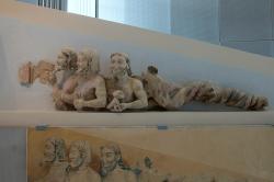 Třítělé chtonické božstvo ze západního pedimentu, 570 až 550 před n. l. Muzeum Akropole v Athénách, Acr. 35+. Kredit: Zde, Wikimedia Commons. Licence CC 4.0.
