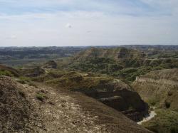 Pohled na výchozy geologického souvrství Hell Creek ve východní Montaně. V této geologické formaci jsdou dochovány fosilní a sedimentární pozůstatky posledních asi 1 až 1,5 milionu let křídové periody, a tedy i posledních žijících neptačích dinosaurů. Kredit: Vlastní snímek autora, 2009 (nahráno na Wikipedii pod licencí CC BY-SA 4.0)