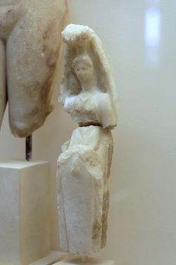 Afrodíté ithyfalická, spíše tedy Afrodítos. Rozpomínka na dávné souvislosti nebo drobné soft porno? Archeologické museum na Délu, 6022. Kredit: Zde, Wikimedia Commons. Licence CC 3.0.