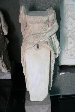 Mramorová hermovka Afrodíta, prý z helénistické doby. Archeologické muzeum v Pergamonu, Turecko. Kredit: Lala love, Wikimedia Commons. Licence CC 3.0.