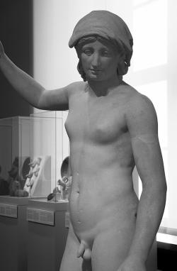 Takzvaný Berlínský Hermafrodítos. Mramorová socha z římské doby, asi 120-140 n. l. Antikensammlung Berlin (Altes Museum) SK193. Kredit: Zde, Wikimedia Commons. Licence CC 3.0.