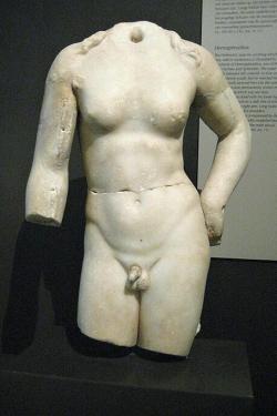 Hermafrodítos, mramor, 100 až 50 před n. l. Allard Pierson Museum (Amsterdam), APM 1. Kredit: 23 dingen voor musea, Wikimedia Commons. Licence CC 2.0.