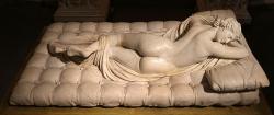 Spící Hermafrodítos. Bílý mramor, 2. století n. l. Louvre Ma 231. Matrace byla přidána v 17. století. Kredit: Sailko, Wikimedia Commons. Licence CC 3.0.