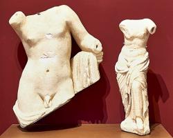 Sošky Hermafrodíta nalezené v Chaironeji. Archeologické muzeum v Thébách. Kredit: George E. Koronaios, Wikimedia Commons. Licence CC 4.0.