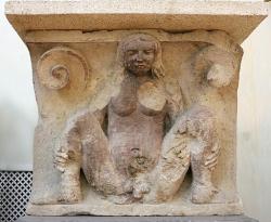 Hermafrodítos na metopě z dómu v Modeně, 1110 až 1150. Muzeum katedrály v Modeně. Kredit: Sailko, Wikimedia Commons. Licence CC 3.0.