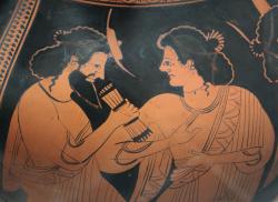 Hermés a jeho matka Máia, 500 před n. l., nyní v Berlíně. Kredit: Nikoxenos Painter, Wikipedia.