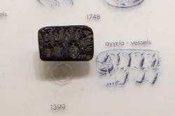 Pečetní razítko z Malie, s piktogramem „nádoby“, 19. nebo 18. století před n. l. Archeologické muzeum v Irakliu, 1392. Kredit: Zde, Wikimedia Commons. Licence CC 4.0.