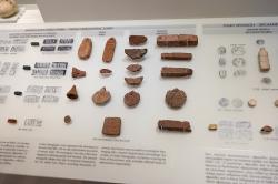 Hieroglyfické nápisy z Malie a Knóssu, 19.-18. století před n. l. Vpravo je nápis z Archanes. Archeologické muzeum v Irakliu. Kredit: Zde, Wikimedia Commons. Licence CC 4.0.
