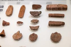 Hieroglyfické nápisy z Malie a Knóssu, 19.-18. století před n. l. Archeologické muzeum v Irakliu. Kredit: Zde, Wikimedia Commons. Licence CC 4.0.