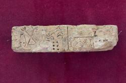Krétský hieroglyfický nápis z paláce v Petras, 19. až 18. století před n. l. Archeologické muzeum v Sitii. Kredit: Zde, Wikimedia Commons. Licence CC 4.0.