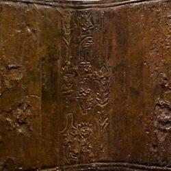 Detail nápisu na sekeře z jeskyně u Arkalochori, 17. století před n. l. Archeologické muzeum v Irakliu, X2416. Kredit: Olaf Tausch, Wikimedia Commons. Licence CC 3.0.