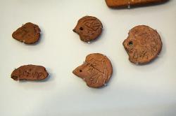 Přívěšky s nápisy v lineárním písmu A. Kréta, asi rané 15. století před n. l. Archeologické muzeum v Irakliu. Kredit: Zde, Wikimedia Commons. Licence CC 4.0.