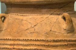 Nápis v lineárním písmu A na nádobě na mačkání hroznů. Malia, prý 18. století před n. l. Archeologické muzeum v Irakliu. Kredit: Zde, Wikimedia Commons. Licence CC 4.0.